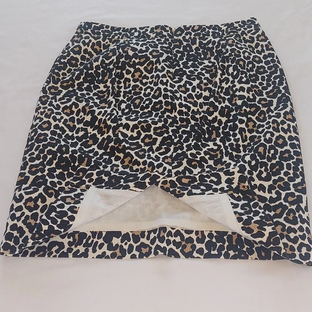 J. Crew Leopard Print Mini Skirt — Black, White & Tan.Bild leopard Print .